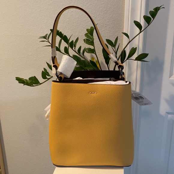 New Coach Bucket Handbag 🌺 - Picture 4 of 13